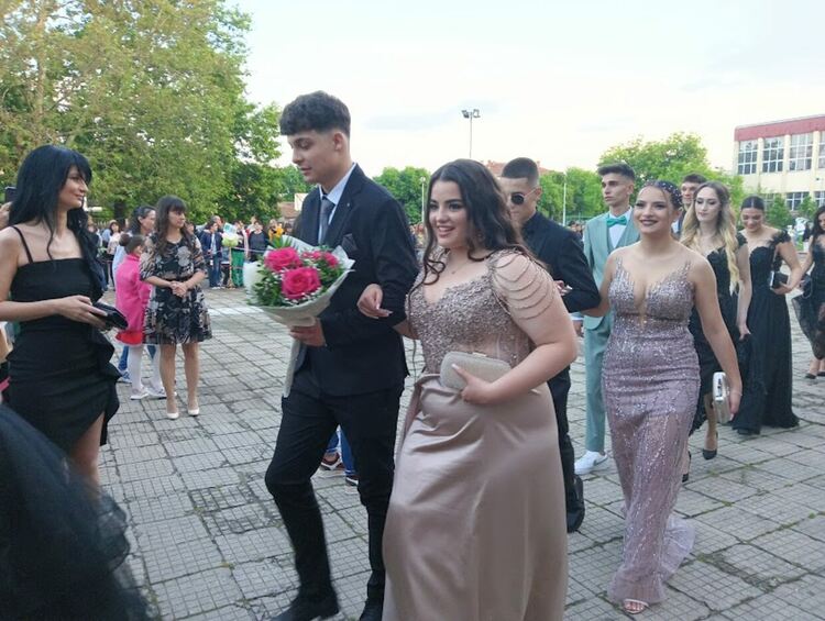 По вода ще върви на абитуриентите от "Златаров"