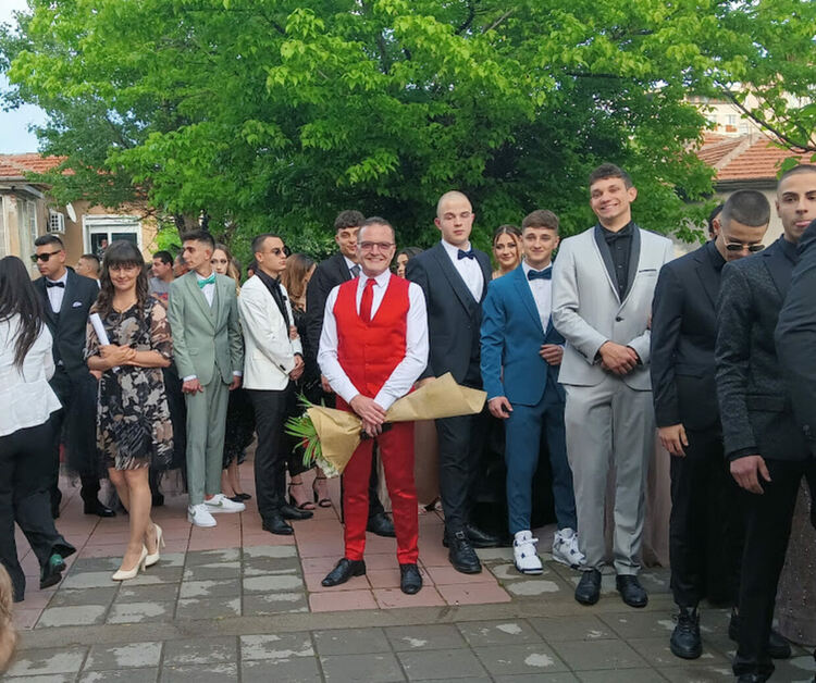 По вода ще върви на абитуриентите от "Златаров"