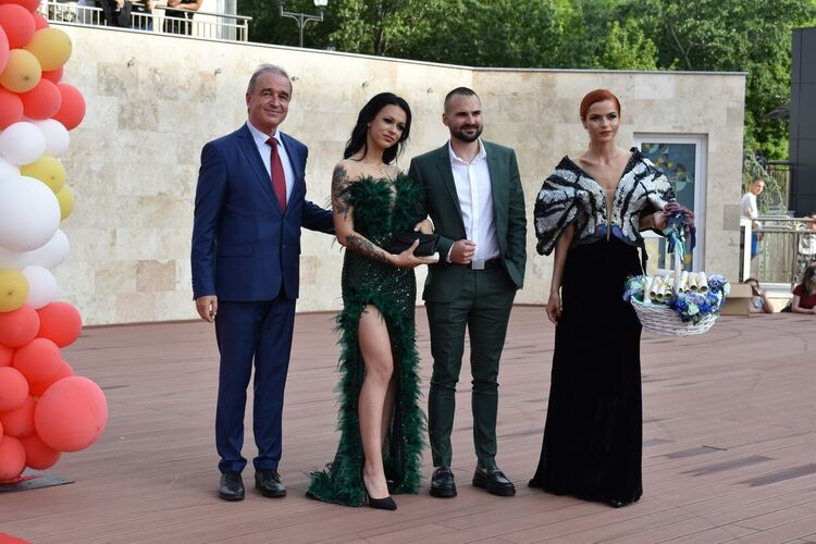 Асеновград изпрати своите първи абитуриенти