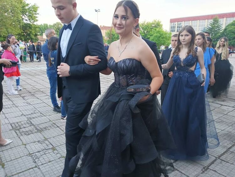 По вода ще върви на абитуриентите от "Златаров"