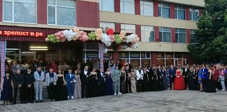 По вода ще върви на абитуриентите от "Златаров"