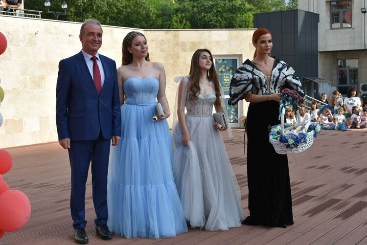 Асеновград изпрати своите първи абитуриенти