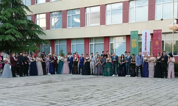 По вода ще върви на абитуриентите от "Златаров"