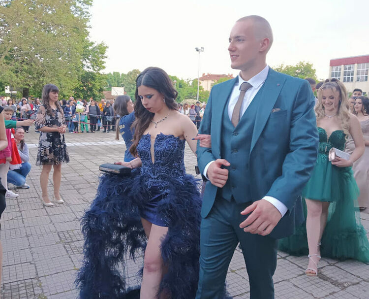 По вода ще върви на абитуриентите от "Златаров"