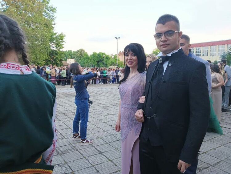 По вода ще върви на абитуриентите от "Златаров"