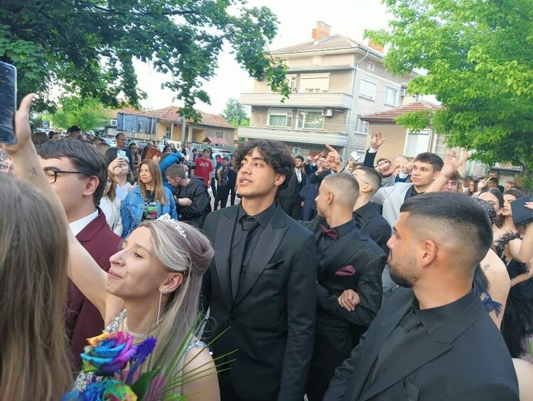 По вода ще върви на абитуриентите от "Златаров"