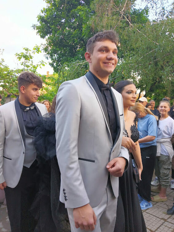 По вода ще върви на абитуриентите от "Златаров"