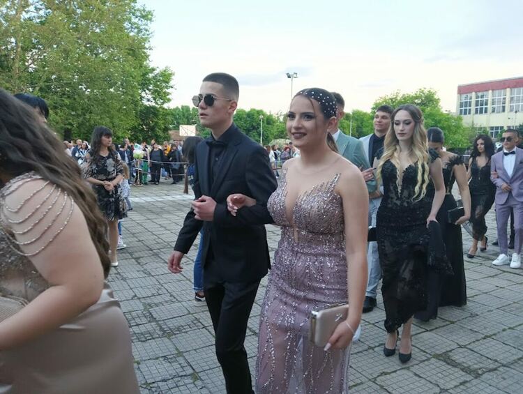 По вода ще върви на абитуриентите от "Златаров"