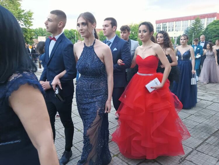 По вода ще върви на абитуриентите от "Златаров"