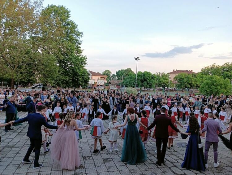 По вода ще върви на абитуриентите от "Златаров"