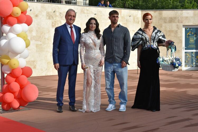 Асеновград изпрати своите първи абитуриенти