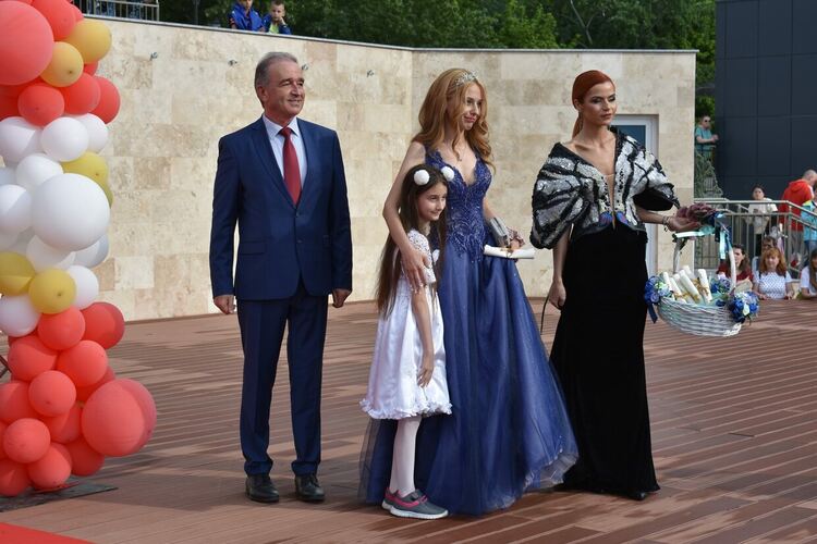 Асеновград изпрати своите първи абитуриенти