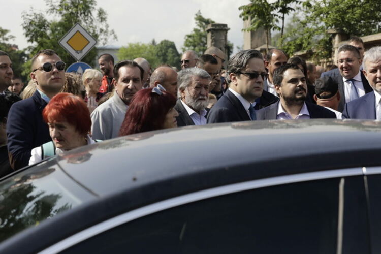 Липса на кворум, депутатите от ГЕРБ пред прокуратурата подкрепят Бойко Борисов