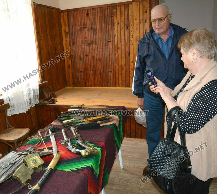 Урок по родолюбие със стари оръжия и четнически униформи в хасковското читалище „Н.Й. Вапцаров“