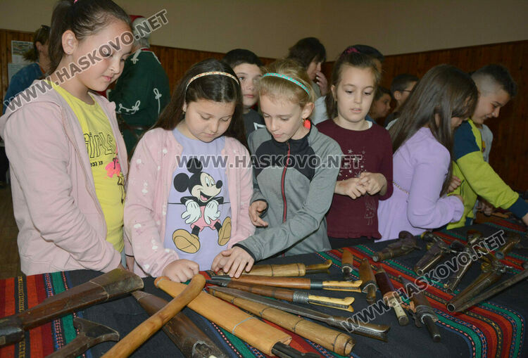 Урок по родолюбие със стари оръжия и четнически униформи в хасковското читалище „Н.Й. Вапцаров“