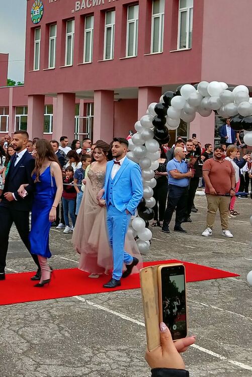 И абитуриентите на ПГСС преминаха по червен килим