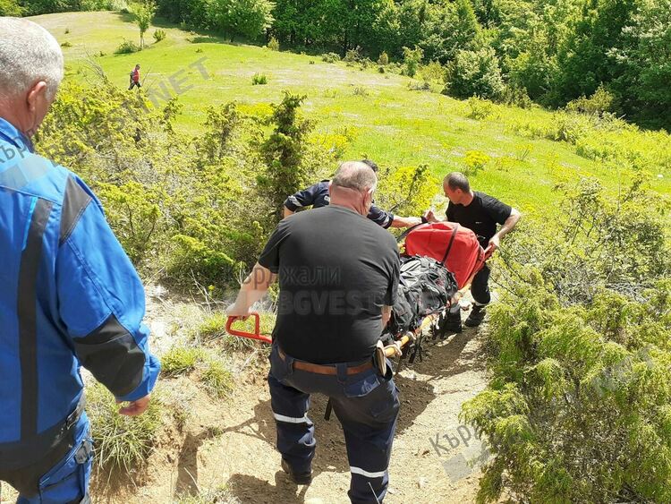 Пожарникари и доброволци спасиха „пострадал“ турист край водопада Гюллек в Черноочене