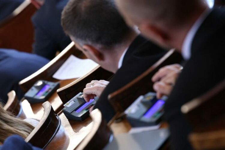 "Ликвидира се независимостта на съда". Какъв закон приеха депутатите?