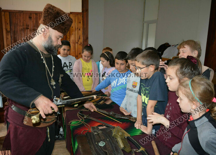 Урок по родолюбие със стари оръжия и четнически униформи в хасковското читалище „Н.Й. Вапцаров“