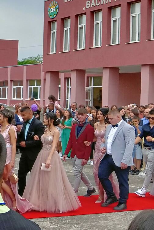 И абитуриентите на ПГСС преминаха по червен килим
