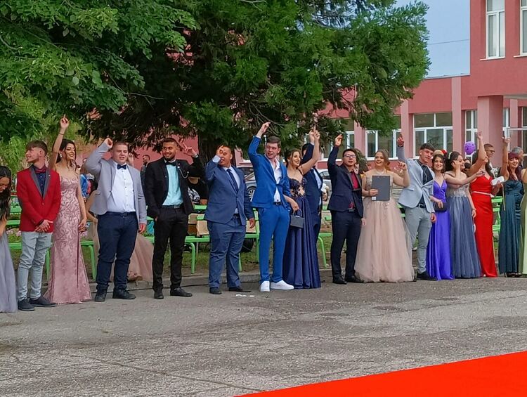 И абитуриентите на ПГСС преминаха по червен килим