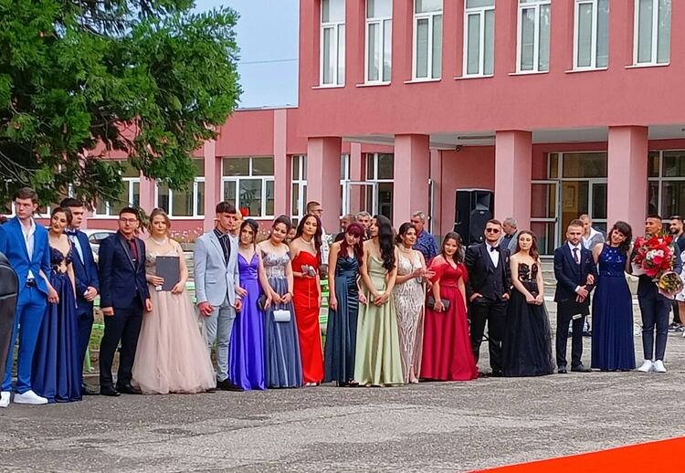 И абитуриентите на ПГСС преминаха по червен килим