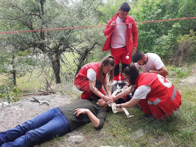 Пожарникари и доброволци спасиха „пострадал“ турист край водопада Гюллек в Черноочене