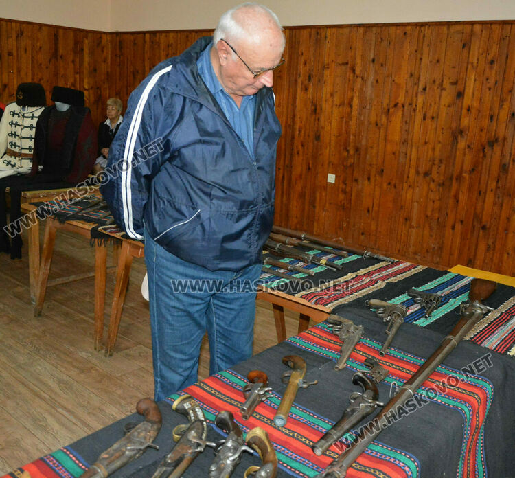 Урок по родолюбие със стари оръжия и четнически униформи в хасковското читалище „Н.Й. Вапцаров“