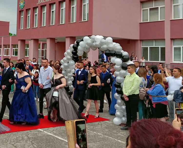 И абитуриентите на ПГСС преминаха по червен килим