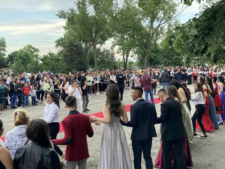 И абитуриентите на ПГСС преминаха по червен килим