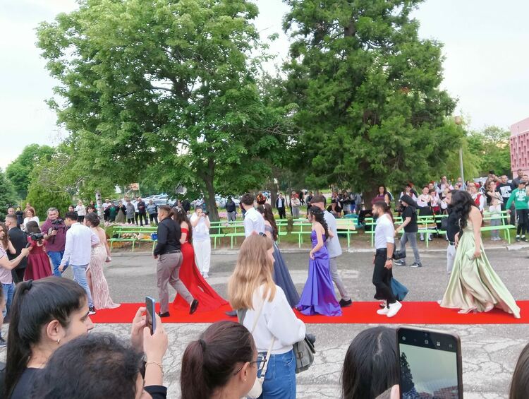 И абитуриентите на ПГСС преминаха по червен килим