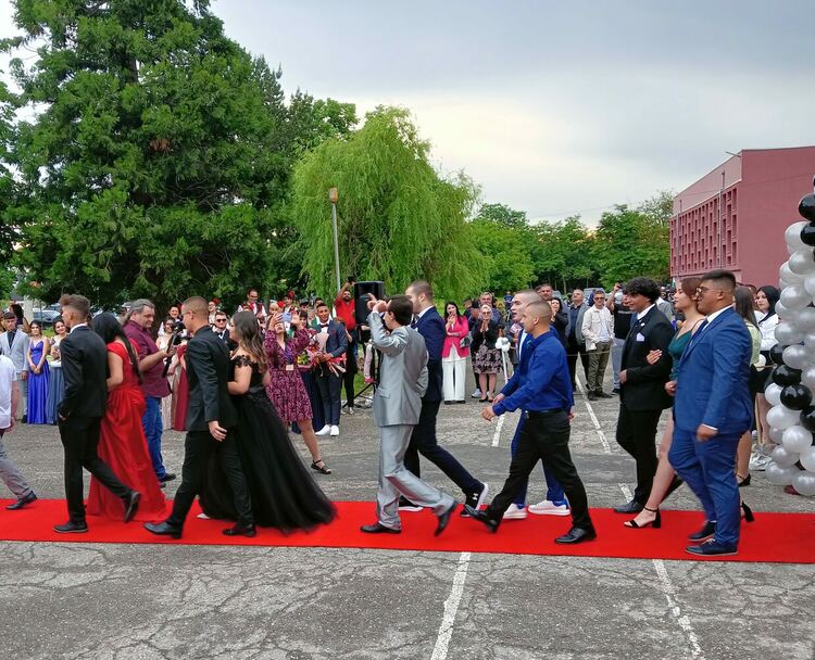 И абитуриентите на ПГСС преминаха по червен килим
