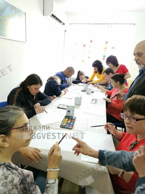 Известният художник Божидар Мечев със сесия "Терапия чрез рисуване" пред хора с психични проблеми