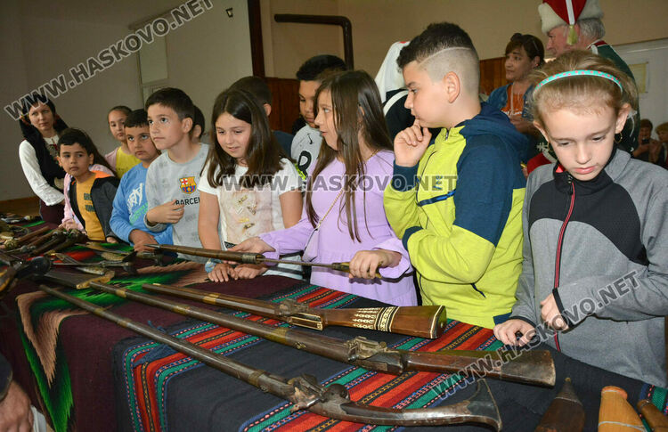 Урок по родолюбие със стари оръжия и четнически униформи в хасковското читалище „Н.Й. Вапцаров“