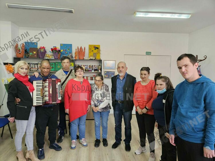 Известният художник Божидар Мечев със сесия "Терапия чрез рисуване" пред хора с психични проблеми