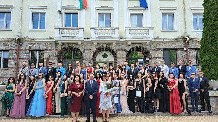 Кметът на Мадан отново ще плати първите семестриални такси на абитуриенти-отличници