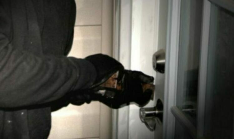 Задигнаха 2000 лв и бензинова косачка от жилище в Меричлери 