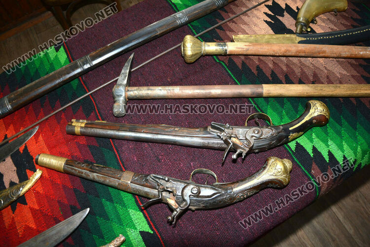 Урок по родолюбие със стари оръжия и четнически униформи в хасковското читалище „Н.Й. Вапцаров“