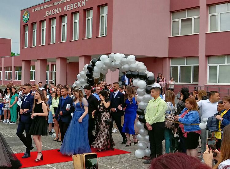 И абитуриентите на ПГСС преминаха по червен килим