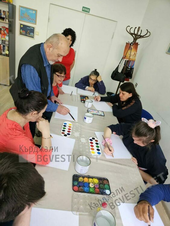 Известният художник Божидар Мечев със сесия "Терапия чрез рисуване" пред хора с психични проблеми