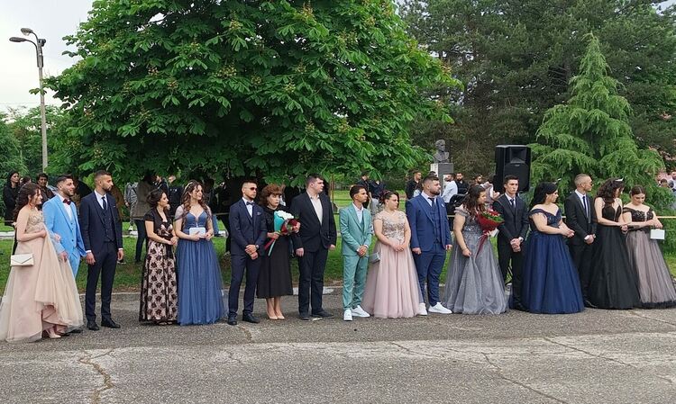 И абитуриентите на ПГСС преминаха по червен килим