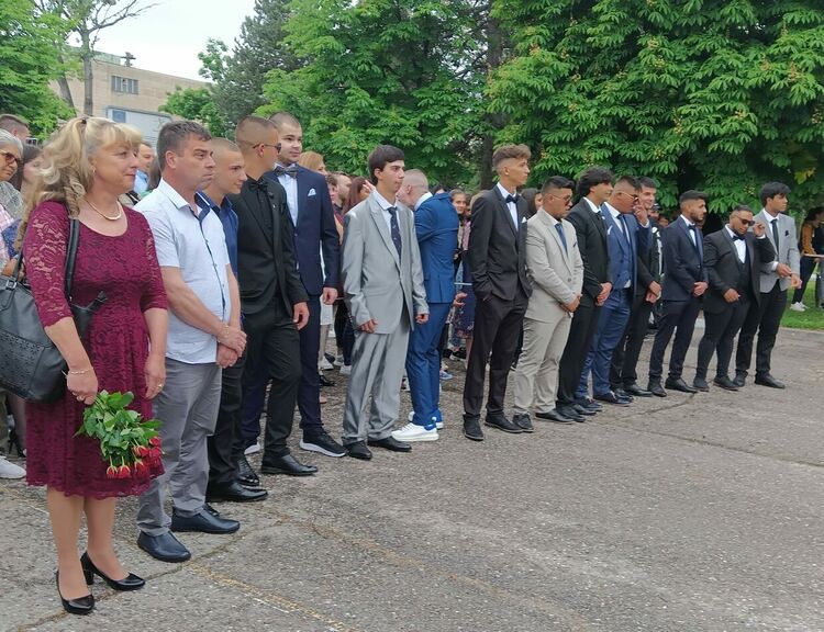 И абитуриентите на ПГСС преминаха по червен килим