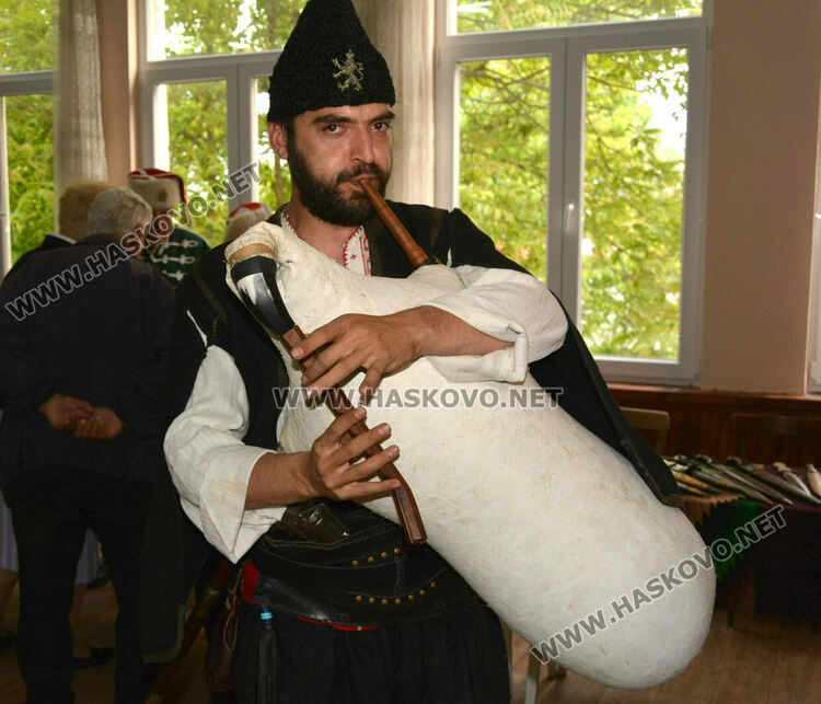 Урок по родолюбие със стари оръжия и четнически униформи в хасковското читалище „Н.Й. Вапцаров“