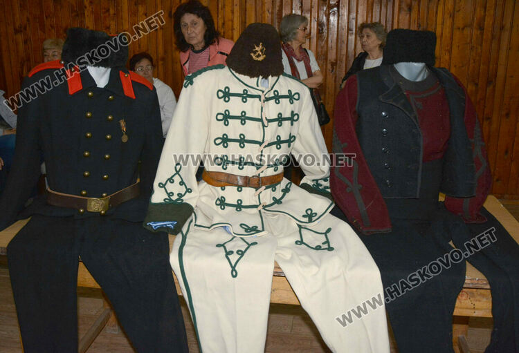 Урок по родолюбие със стари оръжия и четнически униформи в хасковското читалище „Н.Й. Вапцаров“