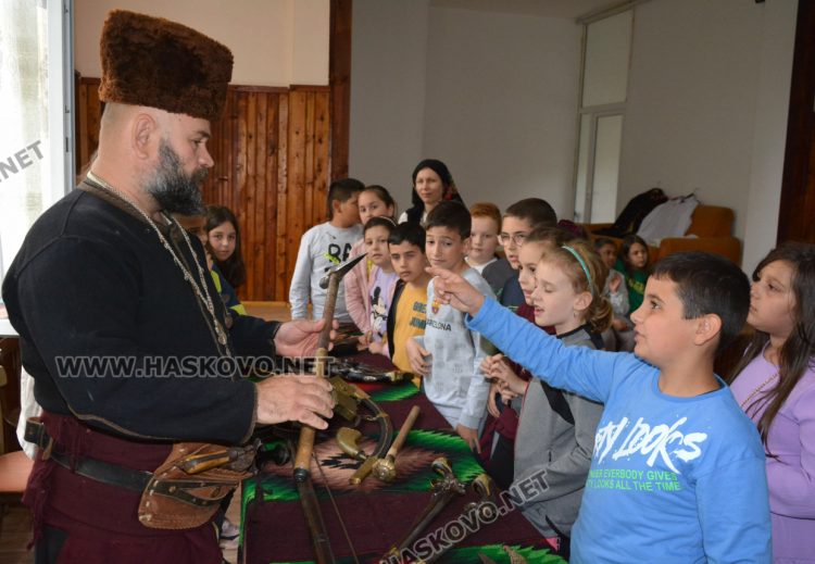 Урок по родолюбие със стари оръжия и четнически униформи в хасковското читалище „Н.Й. Вапцаров“