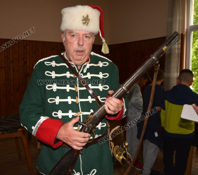 Урок по родолюбие със стари оръжия и четнически униформи в хасковското читалище „Н.Й. Вапцаров“