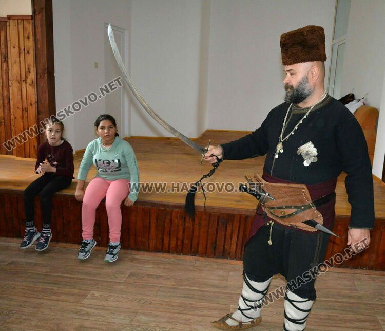 Урок по родолюбие със стари оръжия и четнически униформи в хасковското читалище „Н.Й. Вапцаров“