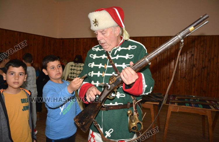 Урок по родолюбие със стари оръжия и четнически униформи в хасковското читалище „Н.Й. Вапцаров“