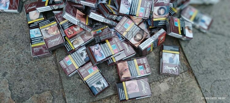 Пушач изхвърли стотици празни цигарени кутии до паметника в центъра на Момчилград