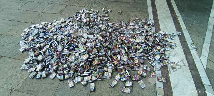 Пушач изхвърли стотици празни цигарени кутии до паметника в центъра на Момчилград